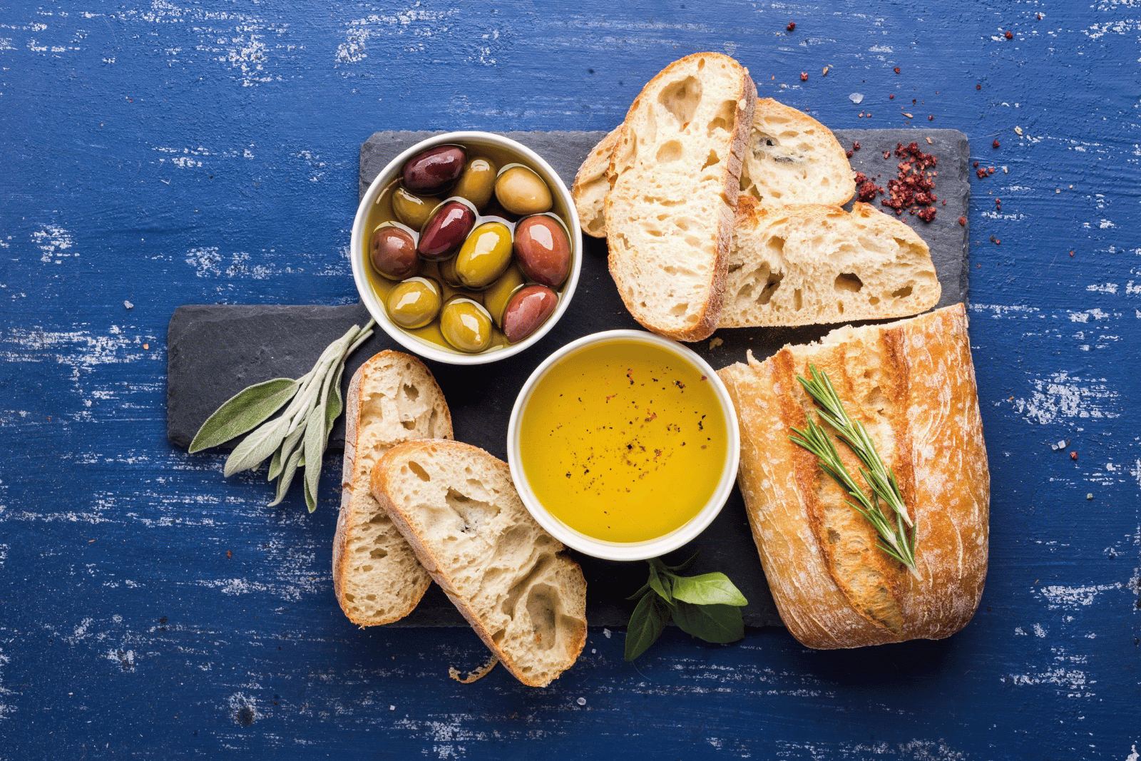 Mediterrane Tafel mit Brot, Oliven und Olivenöl