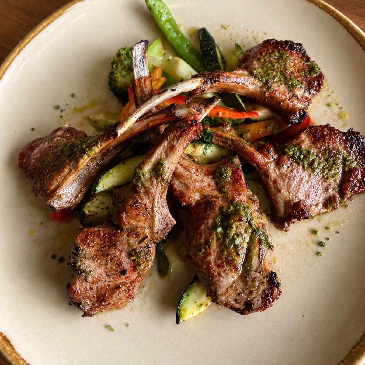 Lammracks mit Chimichurri und Gemüse