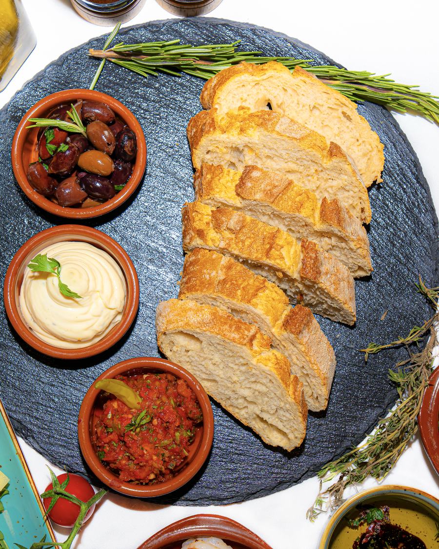 Tapas-Platte mit Brot, Oliven und Dips